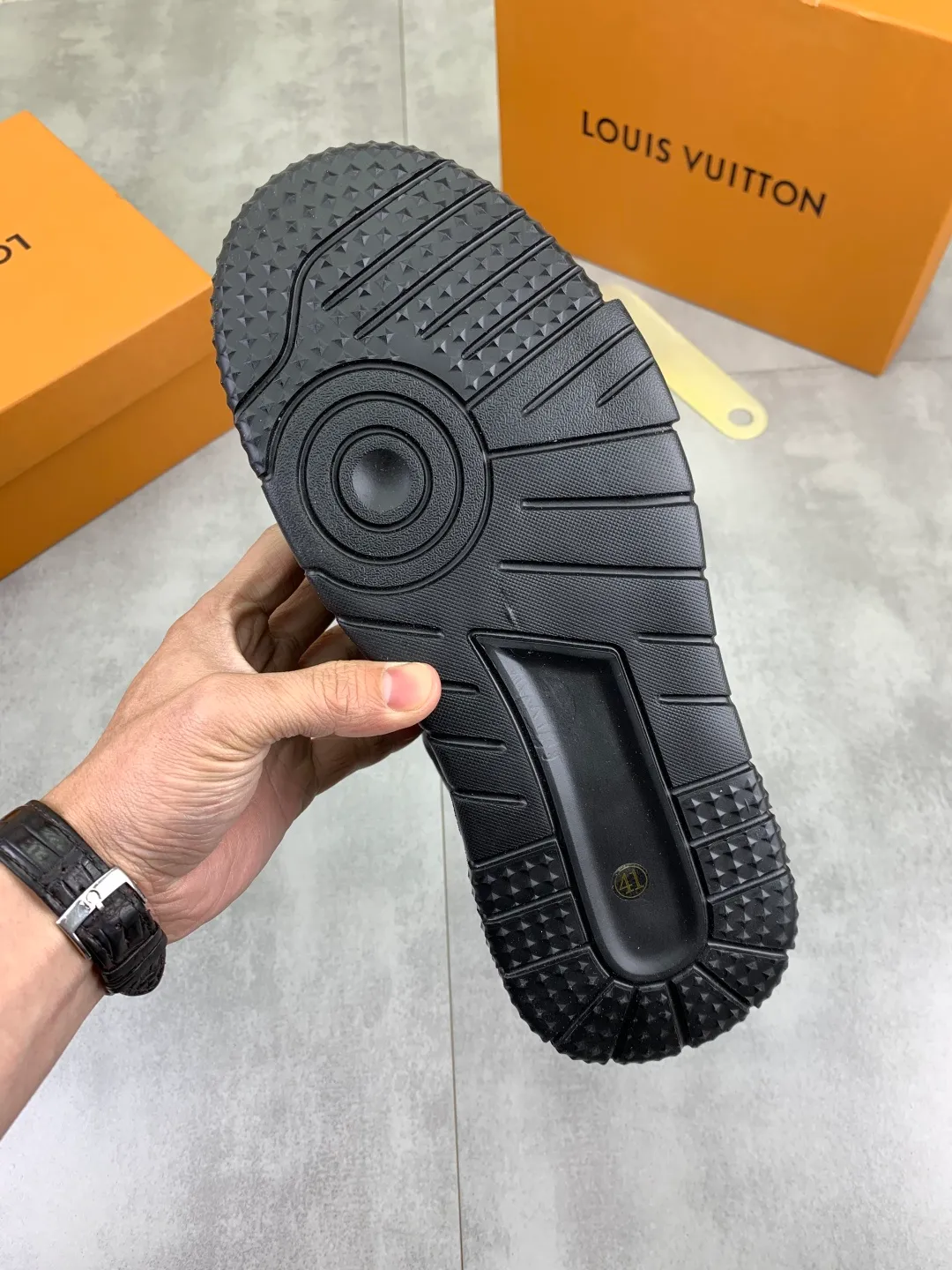 Men's men's shoes 💰P440 new style 💶【LOUIS VUITTON) new high top🍀LV Louis Vuitton *—— LV classic high top trendy shoes! Made of imported original soft calfskin, water-dyed pigskin lining. Original wear-resistant rubber outsole! High quality products! Code number: 38-44 Color: 2️⃣colors available
